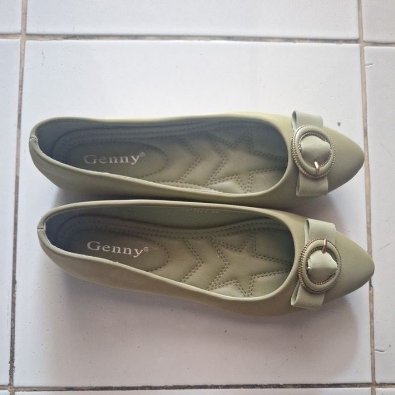 Preloved sepatu merk Genny/flatshoes