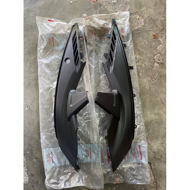 Cover Body SD Cover Sambungan Body Samping Honda Vario 110 CW Karbu 83620-KVB-900 Ori Honda Genuine 