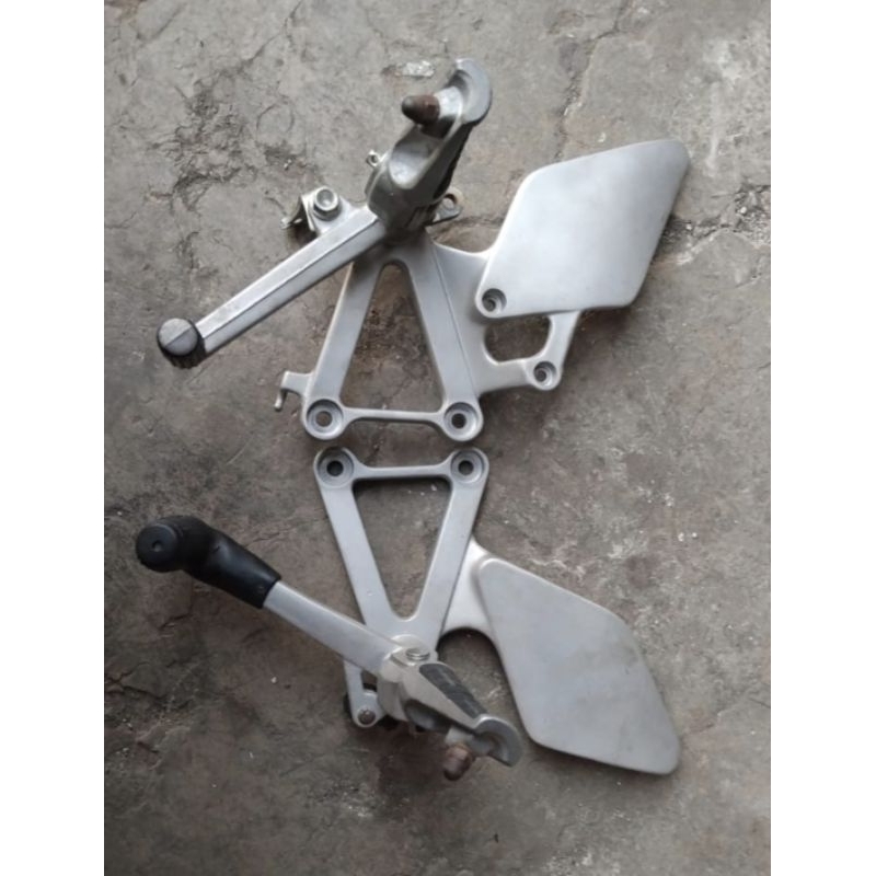 step depan honda  rvf400