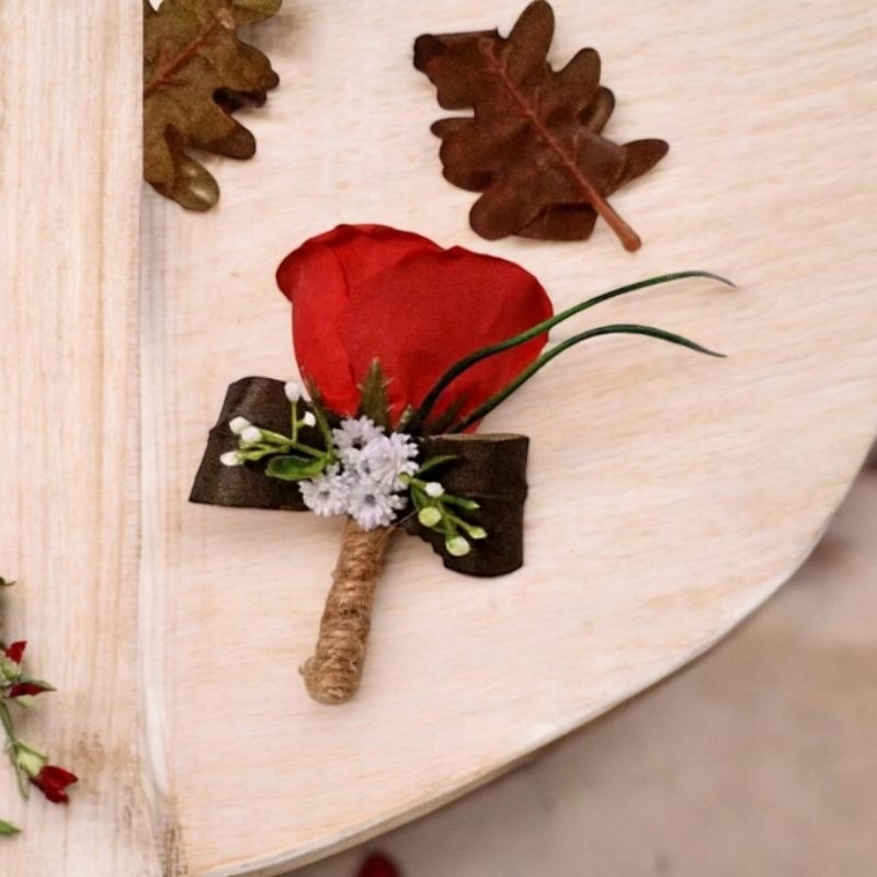 boutonnier buttoniere boutonniere mawar merah red maroon burgundy bunga Jas Pengantin red maroon Pri