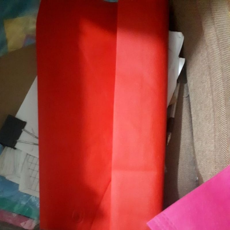 

tas oval merah 30x40 cm 75 gsm