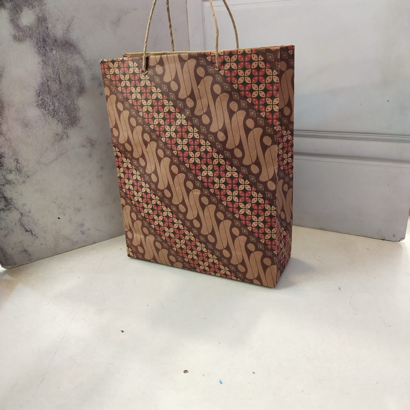 

PAPER BAG MOTIF BATIK 25x20x8cm. 1 PAK ISI 12pcs