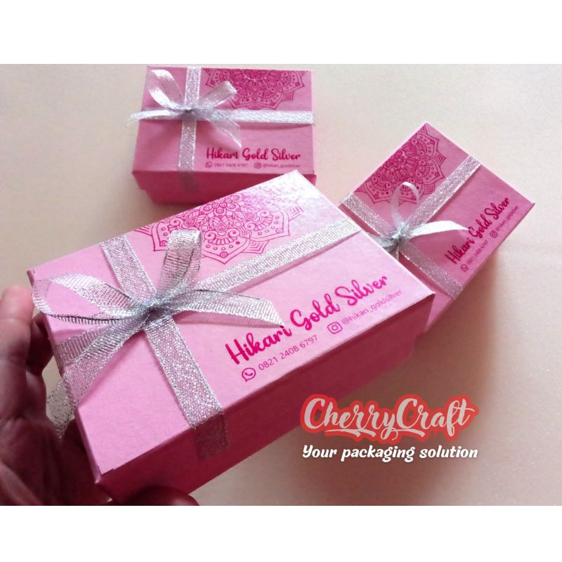 

Box Packaging untuk sovenir pesta size 10x7x3 cm dengan pita dan cetak nama min 12pcs