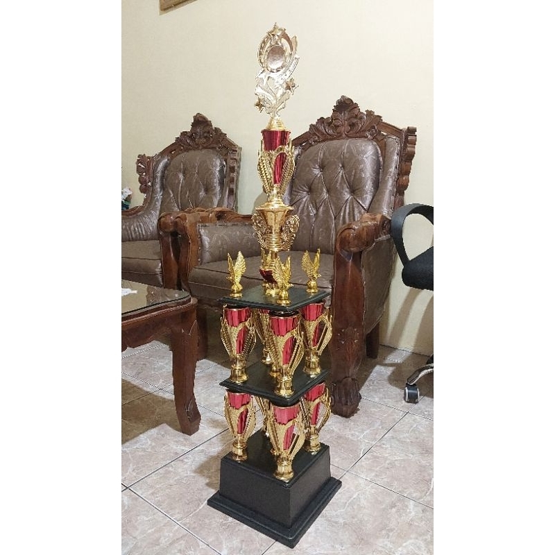 Piala 4 (Empat) Kaki / Piala Juara Umum / Piala Besar