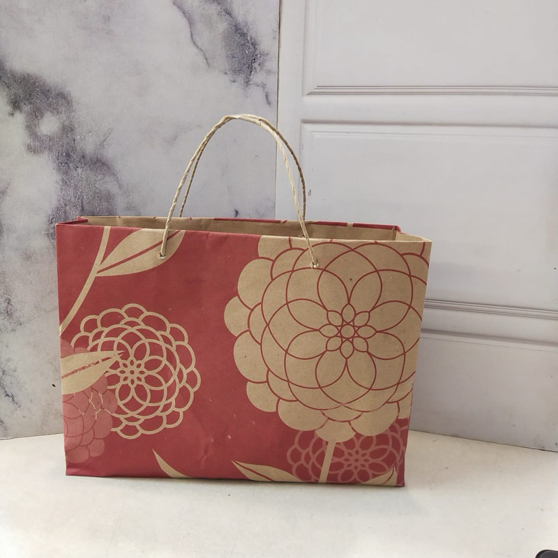 

PAPER BAG MOTIF BATIK 30x23x7cm. 1 PAK ISI 12pcs