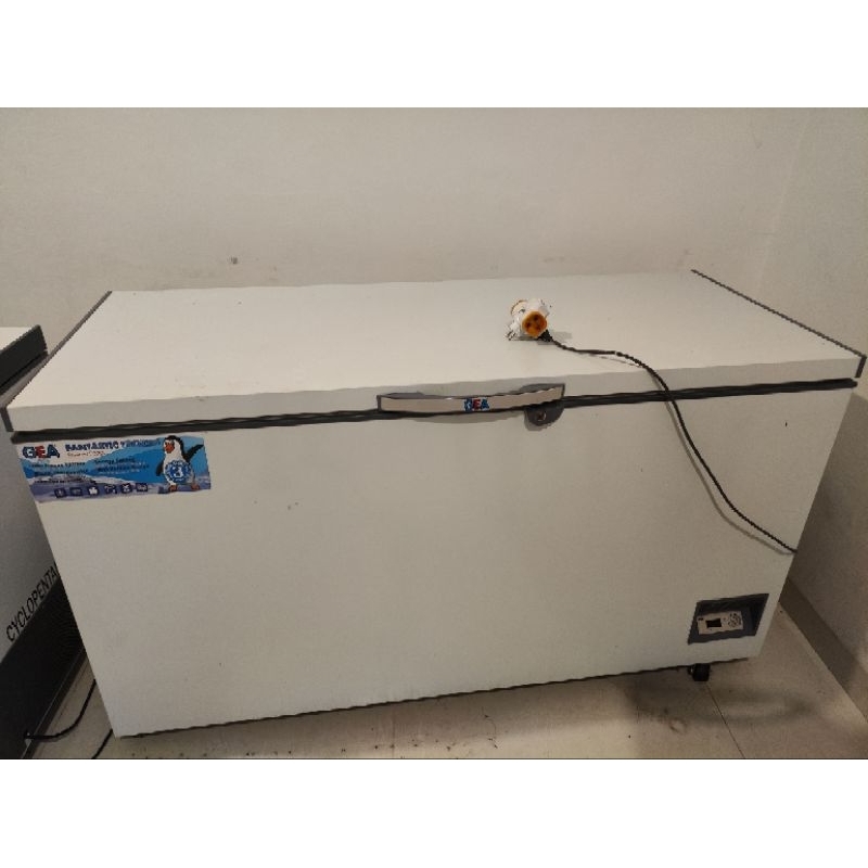 CHEST FREEZER MERK GEA KAPASITAS 500L KONDISI 90% FUNGSI PERFECT SINGLE DOOR KULKAS FREEZER TIDUR KU