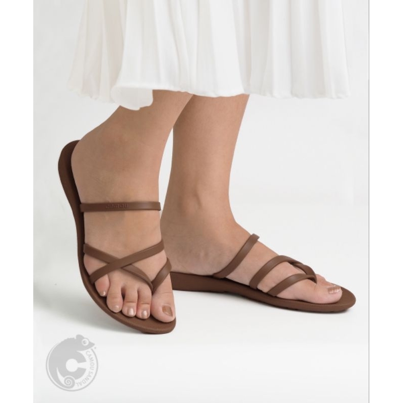 Jeany Topaz Sandal Wanita Dari bahan perpaduan karet dan plastik