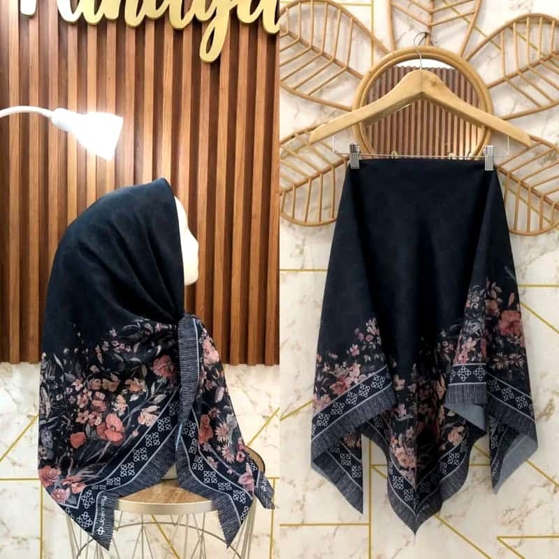 HIJAB SEGIEMPAT VOAL MOTIF JR BUNGA HITAM