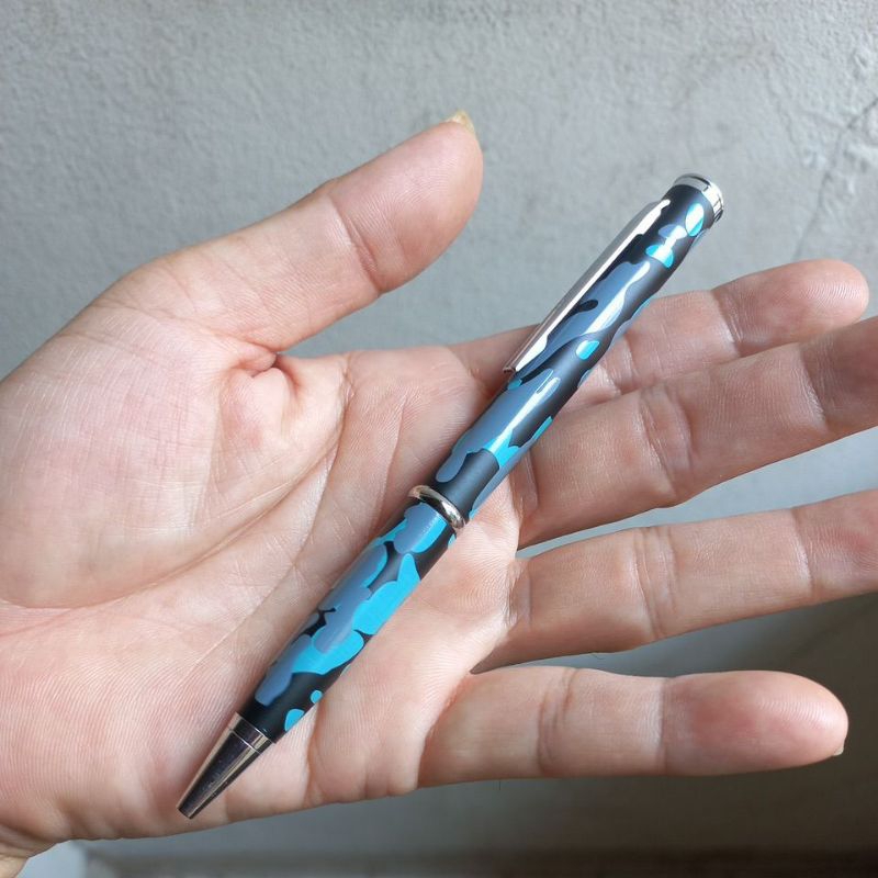 

Pulpen loreng dan pisau mini