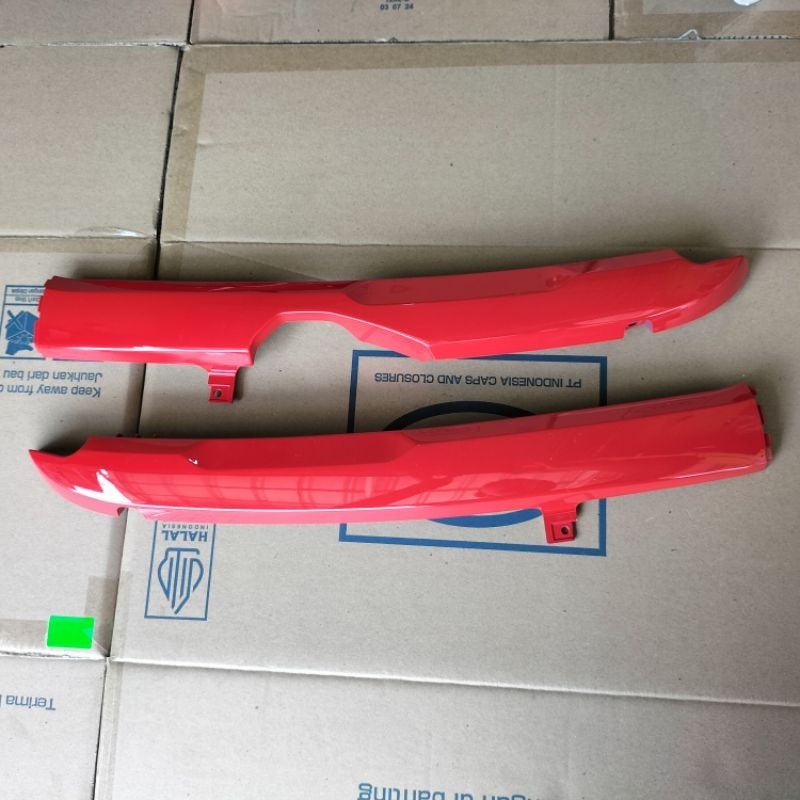 Cover Bagian Bawah / Dek Bawah / Sambungan Body Scoopy Fi Tahun 2013 - 2016 Merah Cabe