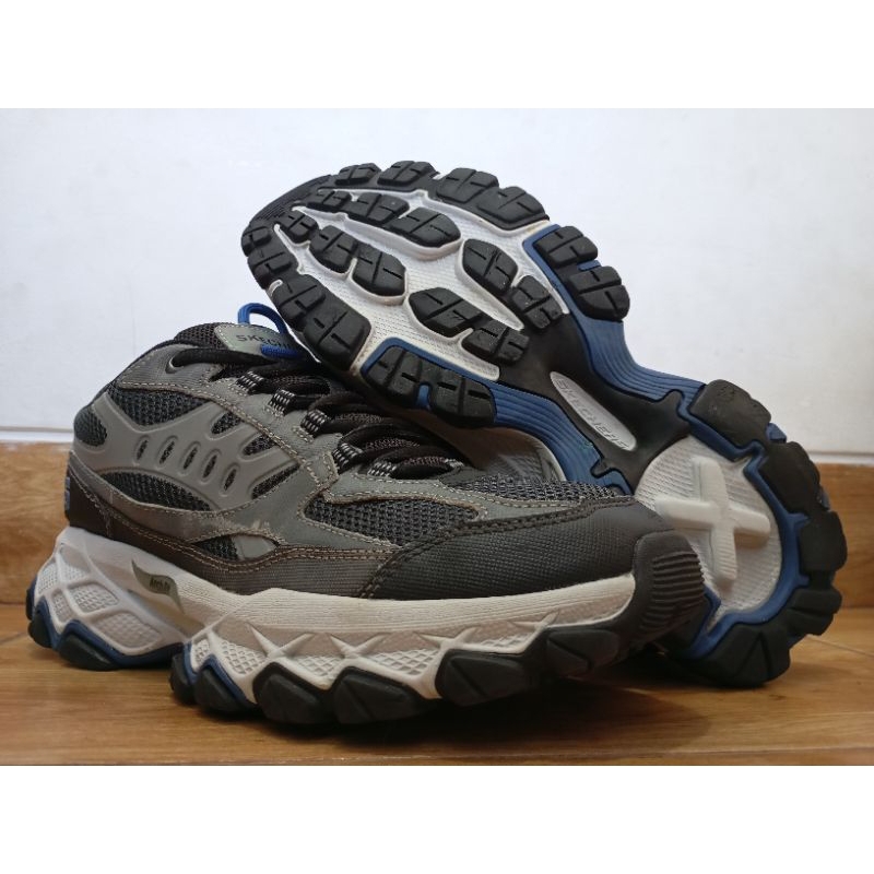 sepatu trail running Skechers Arch fit
