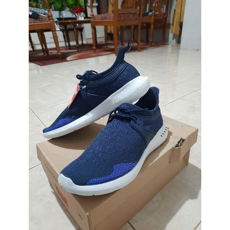 Sepatu running piero