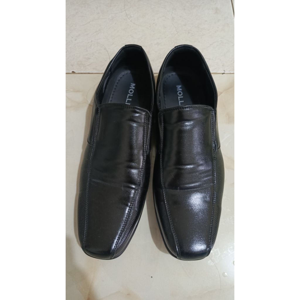 Preloved Sepatu Hitam Pria Mollinic Size 43