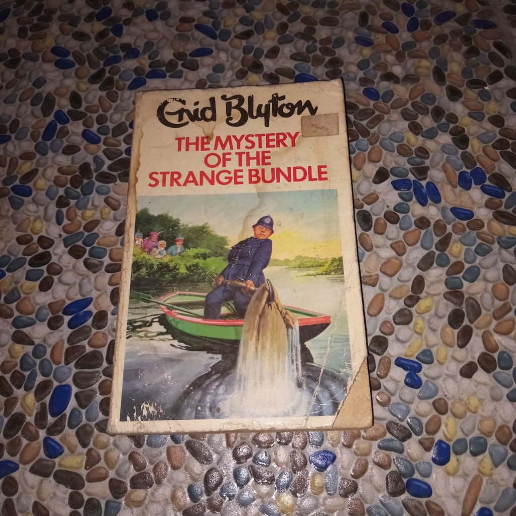 enid blyton the mistery of the strange bundle