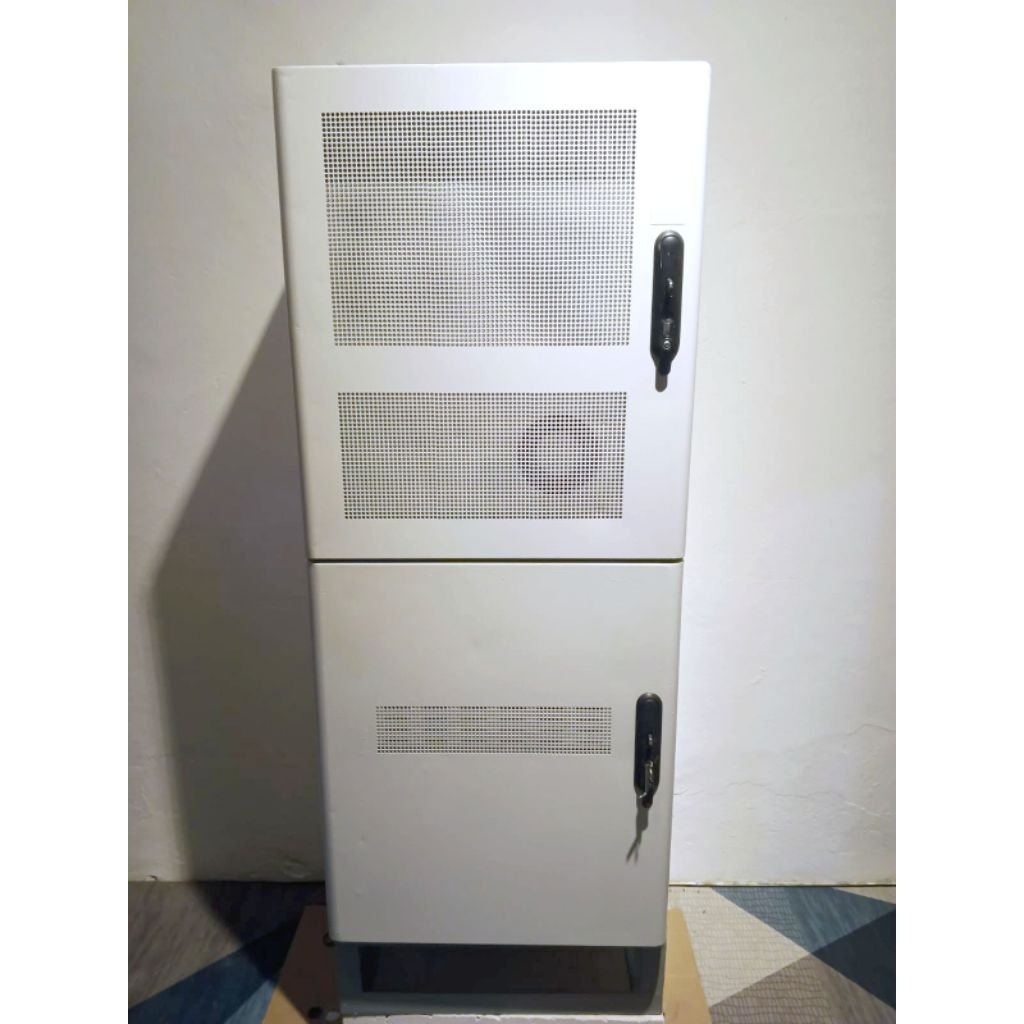 Rack Server Outdoor 2 Pintu 15U include fan dan kunci standart Rack Server TMC.