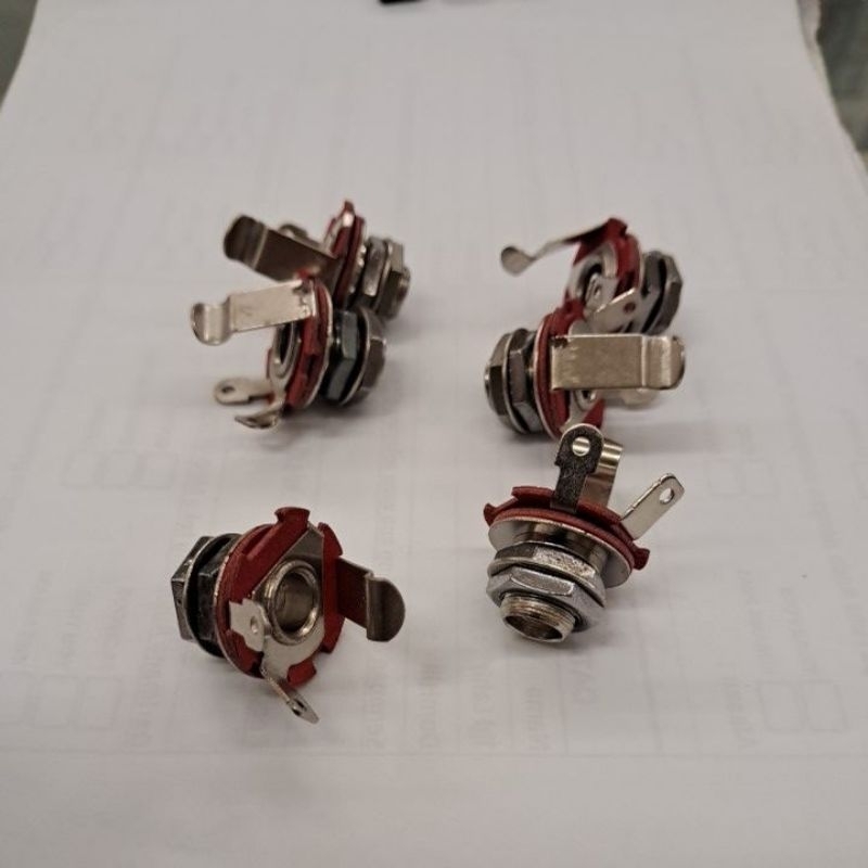 Round Jack Gitar / Round Jack Guitar / Jack Betina / Jack Female Guitar