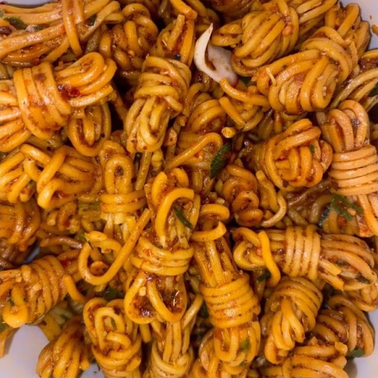 

MIE GULUNG 500 GRAM PEDAS DAUN JERUK DAN GURIH DAUN JERUK