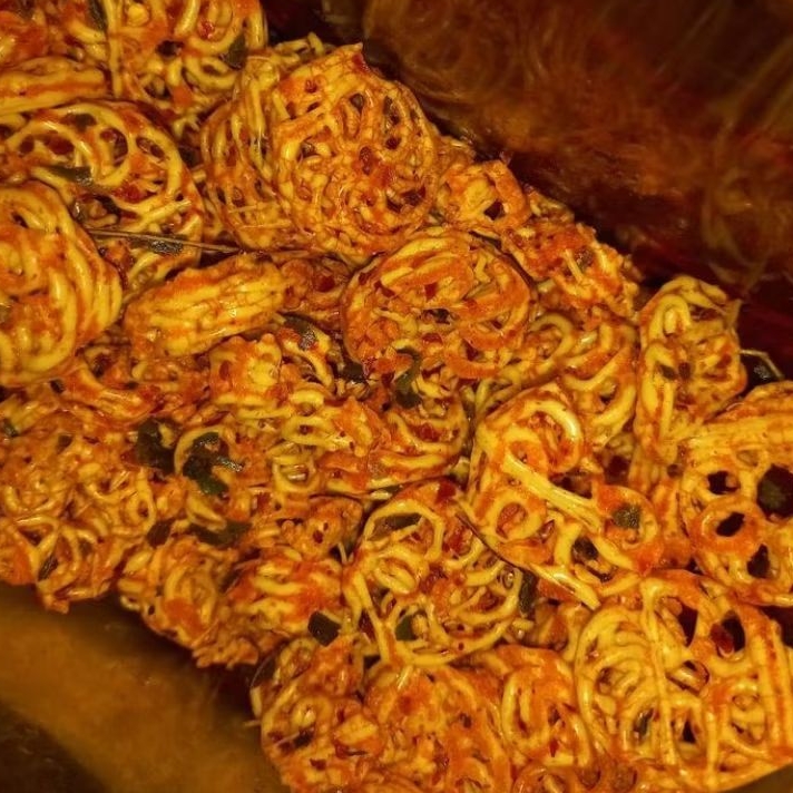

KERUPUK RAFAEL 500 GRAM PEDAS DAUN JERUK DAN GURIH DAUN JERUK