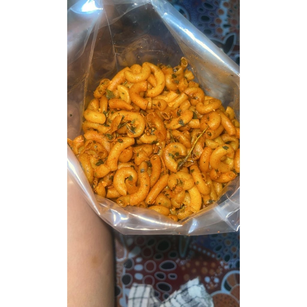 

makaroni pedas bawang daun jeruk kemasan 500gr
