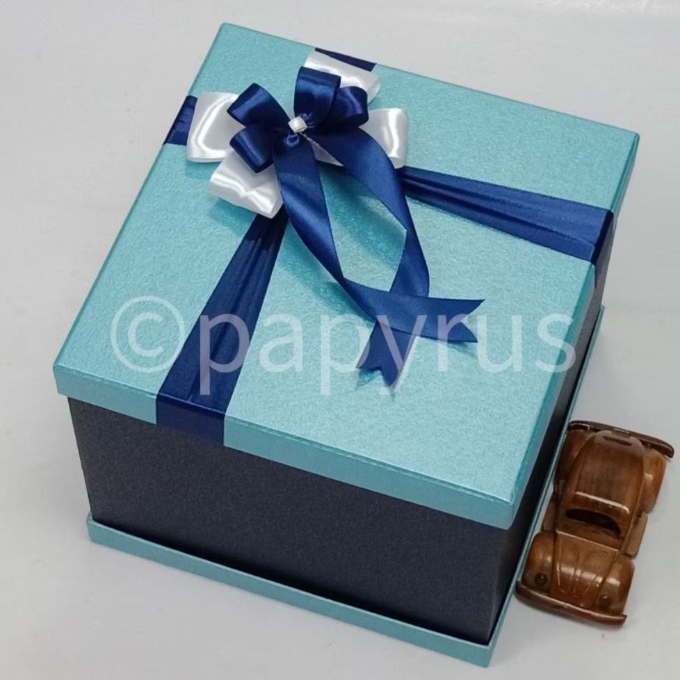 

PAPYRUS Sandwich 30x30 Tinggi 20cm Kotak Kado Gift Box Hadiah V3