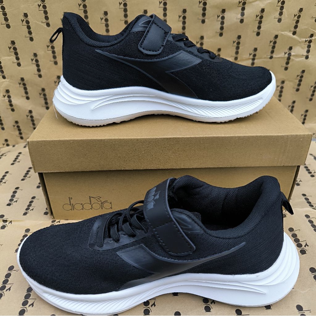 Sepatu Anak DIADORA MAKAIDEN JR RUNNING SHOES- FULL BLACK SIZE 33 Diskon 70%