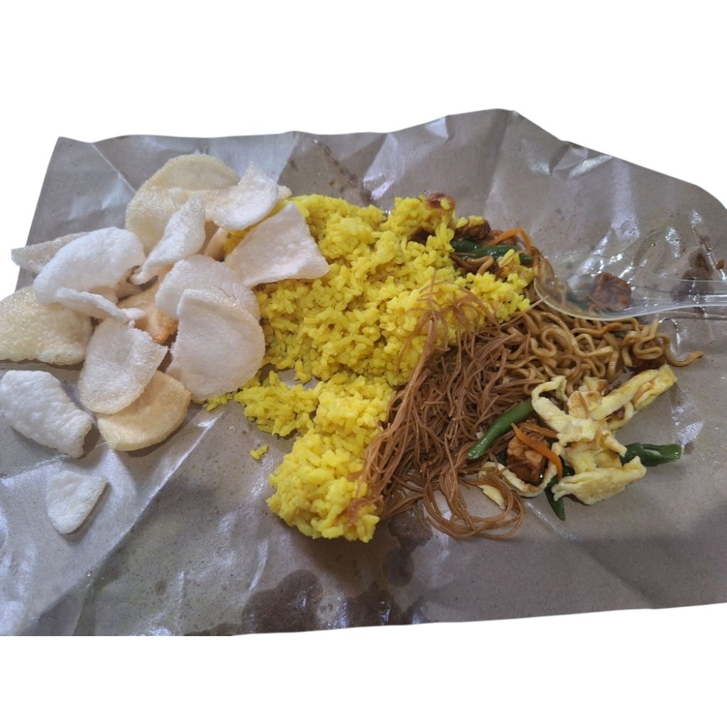 

nasi kuning isi bihun dan mie