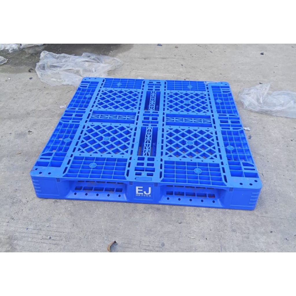 

PALET PLASTIK BERKUALITAS UKURAN 110×110×15