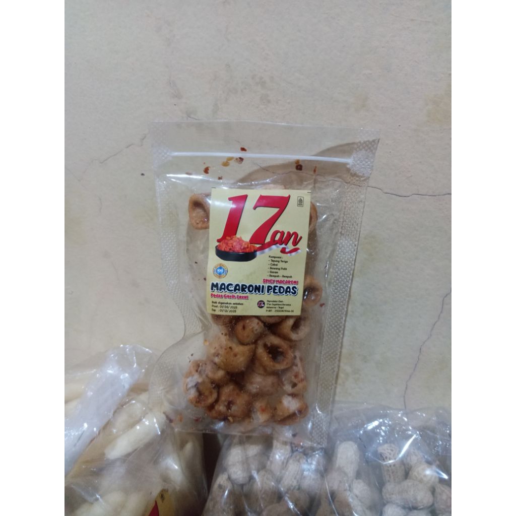 

Sontong pedas snack,±30 gram.