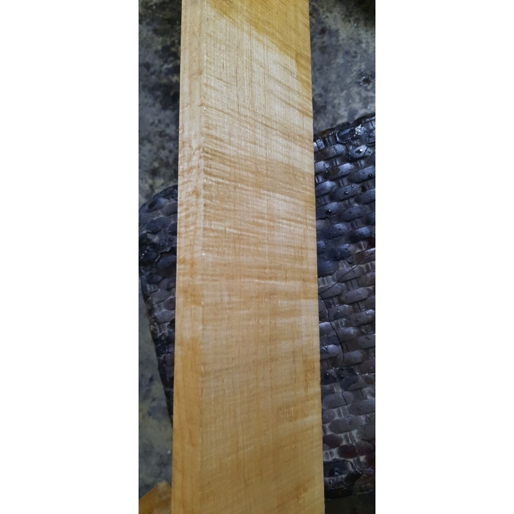 maple flame bahan neck gitar
