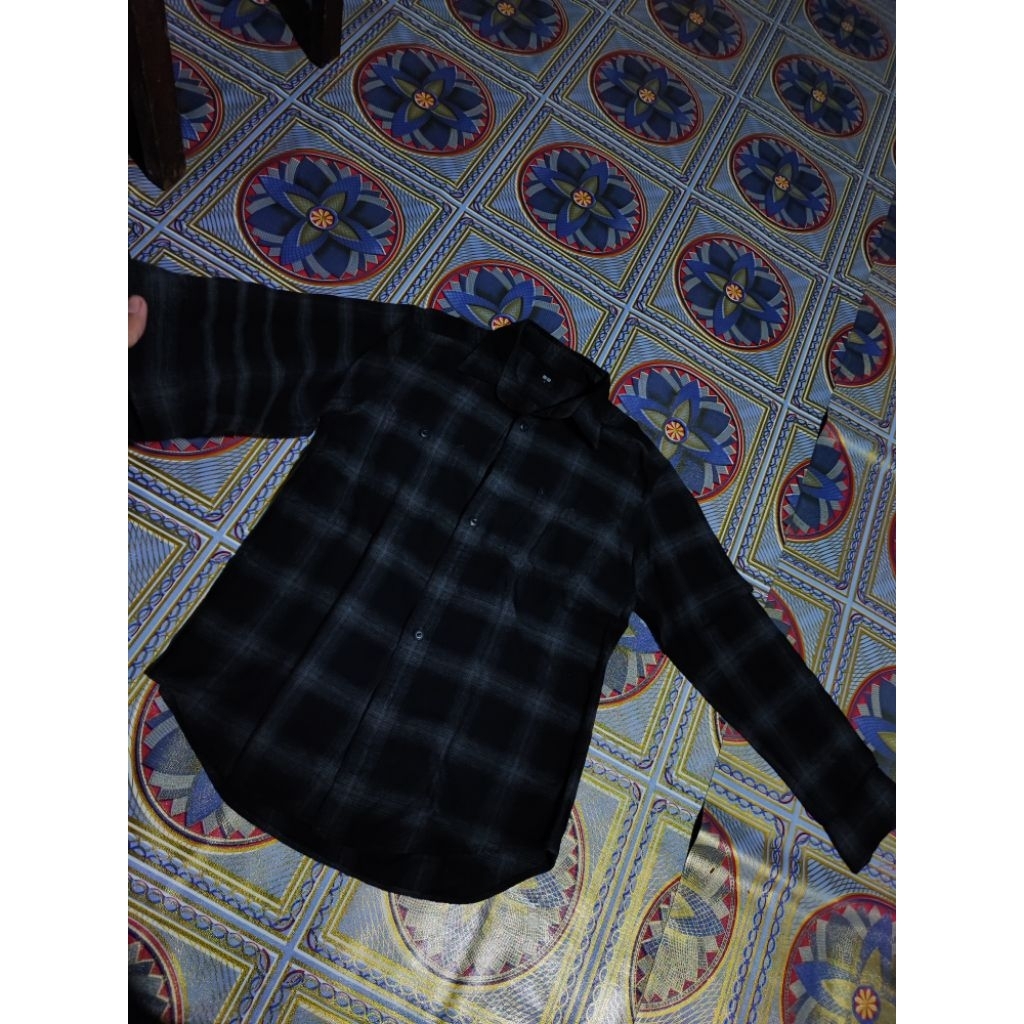 kemeja veterano uniqlo hitam