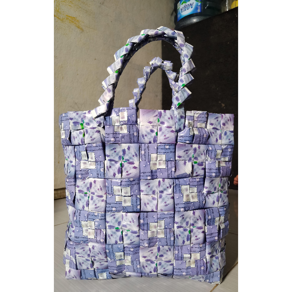 

Tas Anyaman Daur ulang pelastik kerajinan kemasan bungkus pop ice tas sayur dan buah
