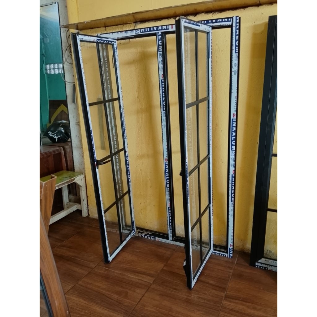kusen jendela double swing aluminium ornamen