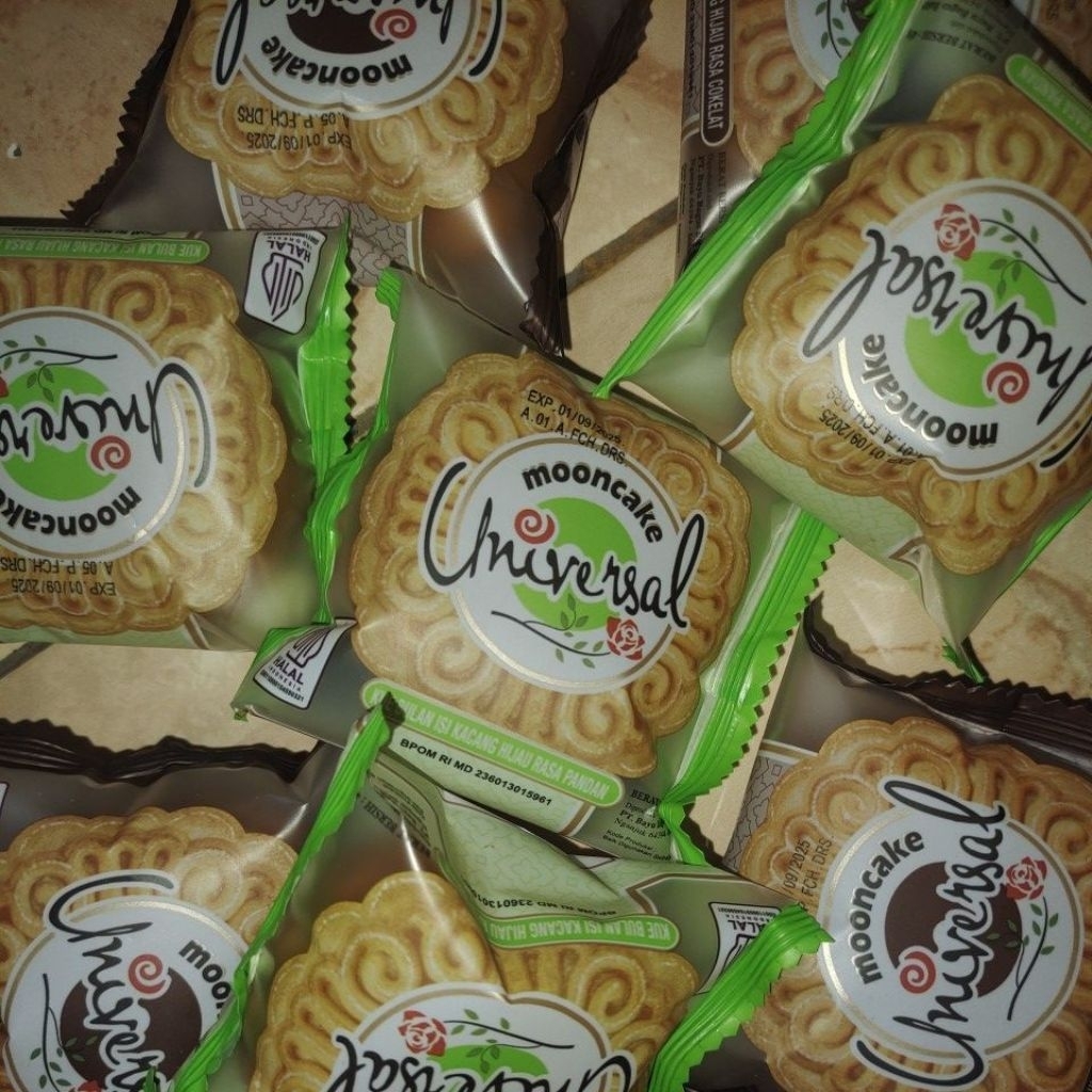 

kue bulan Mooncake rasa pandan dan coklat