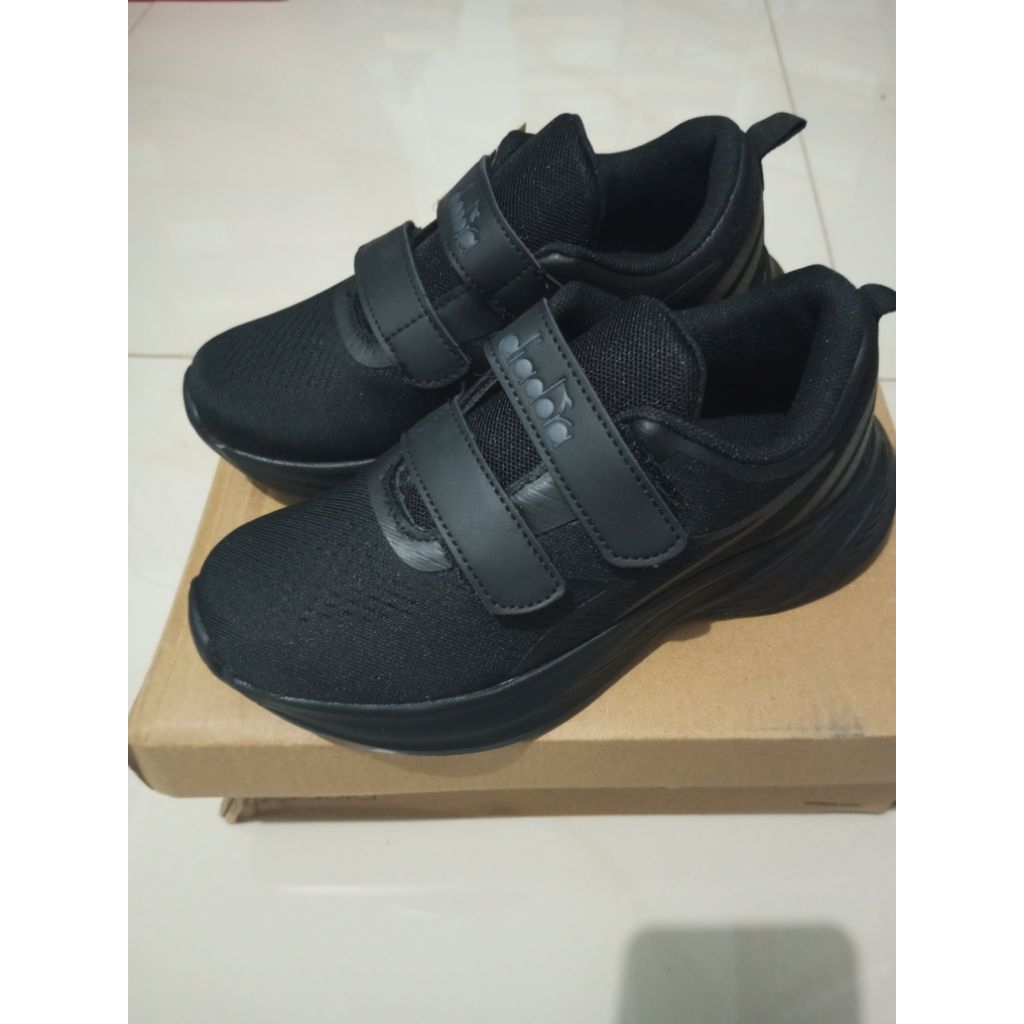 Sepatu diadora anak sekolah hitam full black size 32 insole 19,5 cm