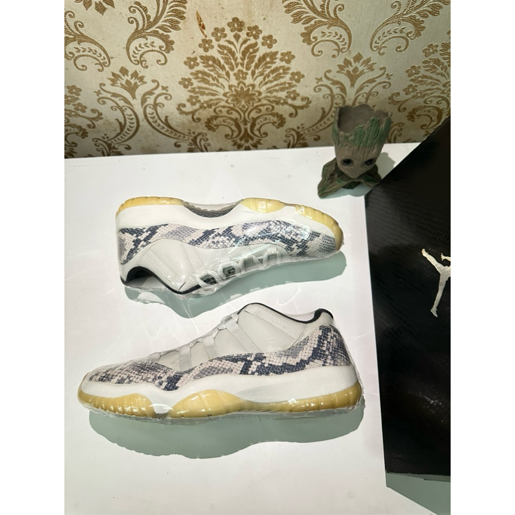SEPATU AIR JORDAN 11 RETRO LOW LE