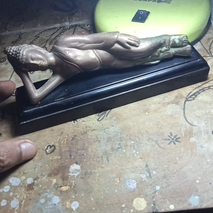 patung Budha tidur Kuningan alas kayu jati