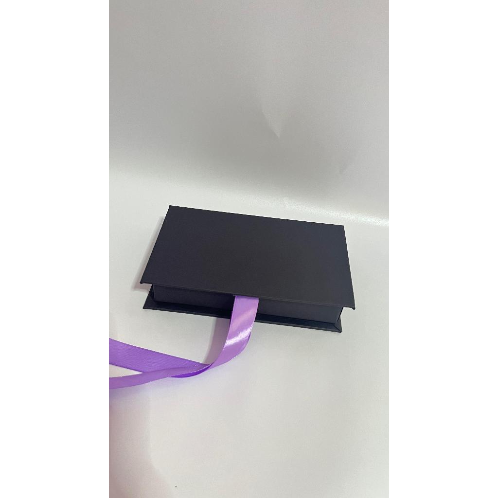 

Hardbox model buku pita uk. 16x10x3 cm full hitam pita ungu (bisa request) / kotak kado pita