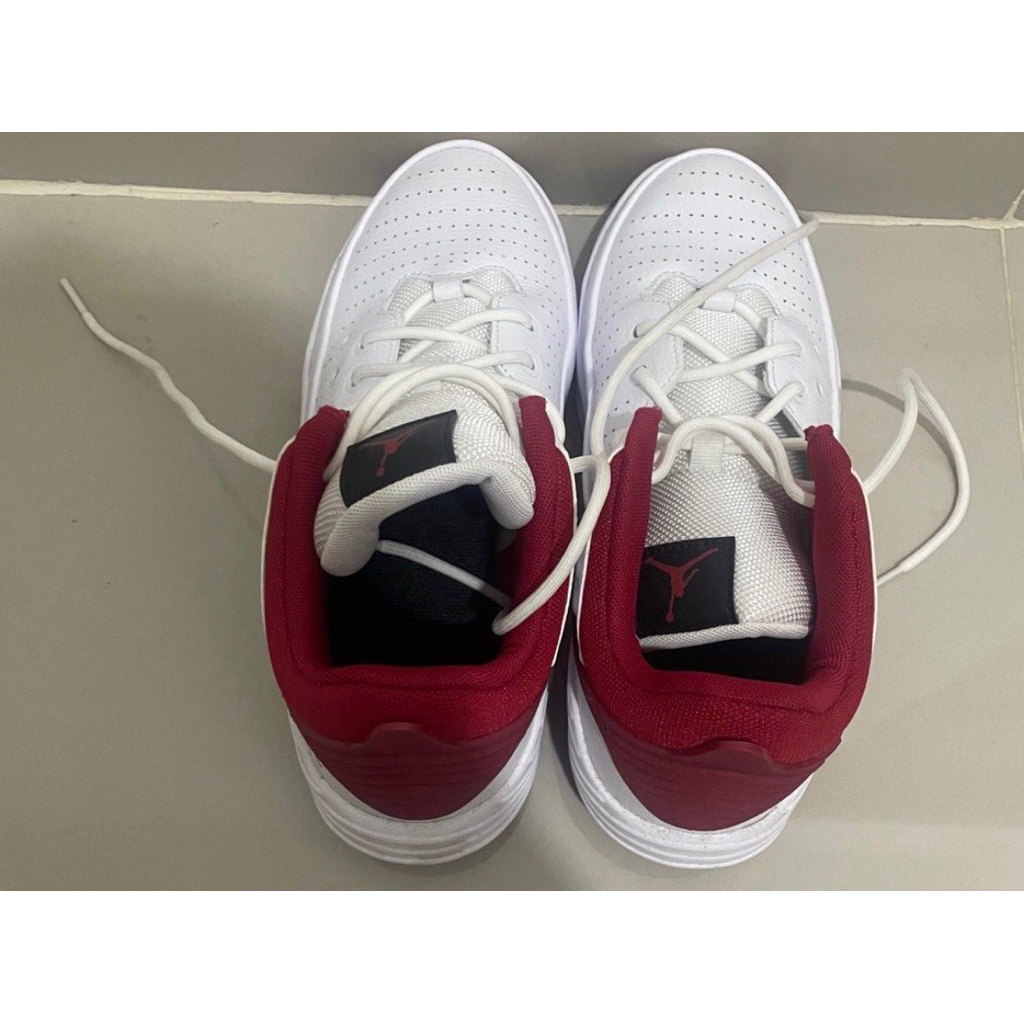 Sepatu basket Nike Air Jordan Max 5 in White