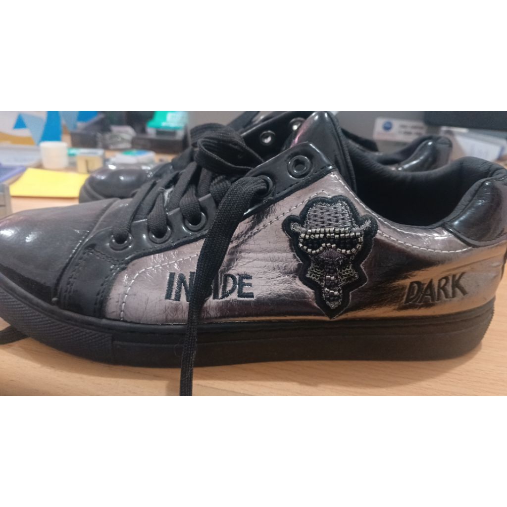 sepatu dark inside