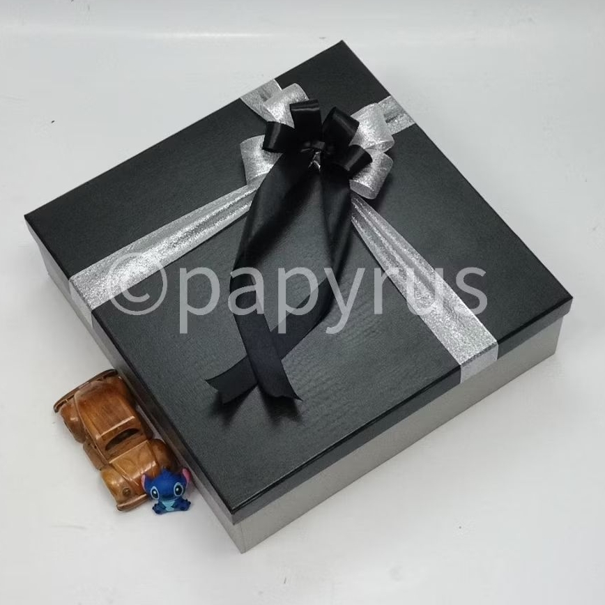 

PAPYRUS Kombinasi 35x35 Tinggi 10cm Kotak Kado Gift Box Hadiah V3