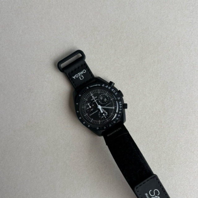 Omega x Swatch Moonswatch Snoopy Edition to Moonphase