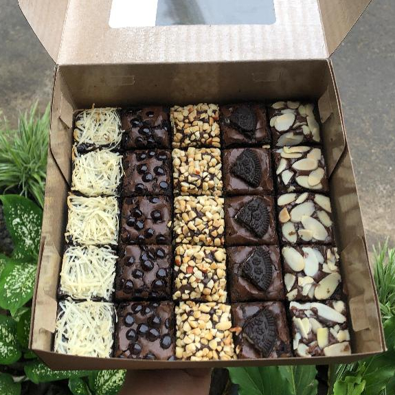 

Fudgy Brownies Ukuran 20x20 keju chocochip kacang oreo almond bahan Premium by bru.cake.id