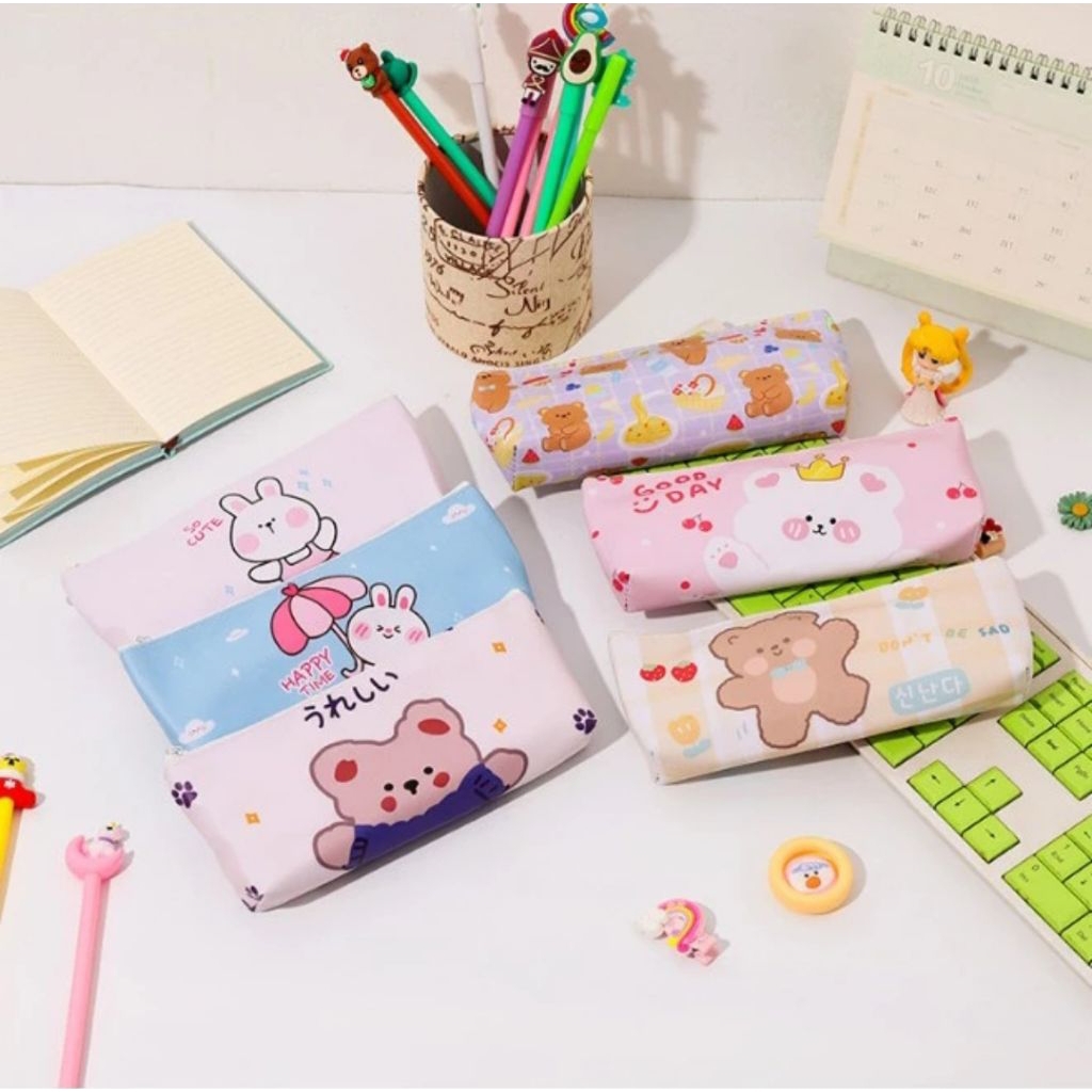 

Tempat Pensil Chara Bahan Kanvas/ Dossgrip Anak Sekolah/ Tempat Pensil Motif Happy Time - Heaven Beauty