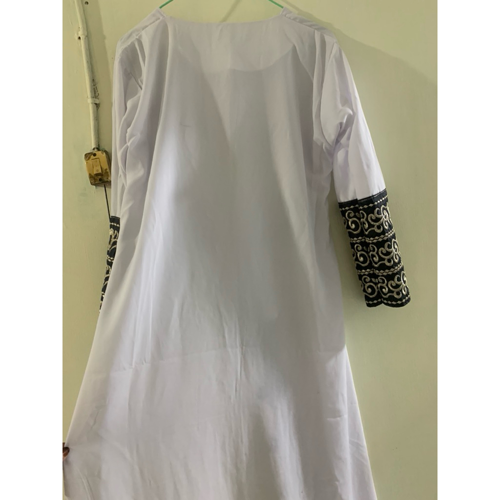 abaya putih motif
