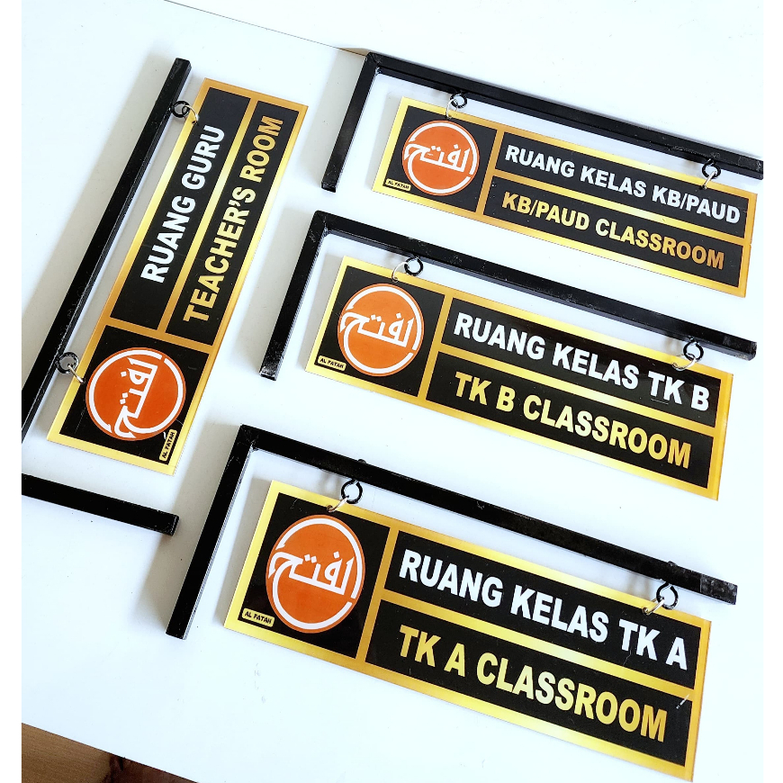 Papan Nama Akrilik/ Papan Nama Kelas / Papan Besi Gantungan Akrilik