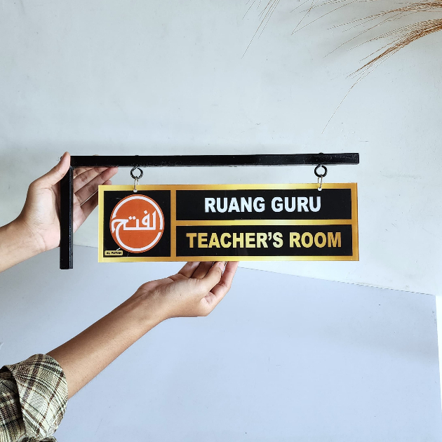 

Papan Nama Akrilik/ Papan Nama Kelas / Papan Besi Gantungan Akrilik