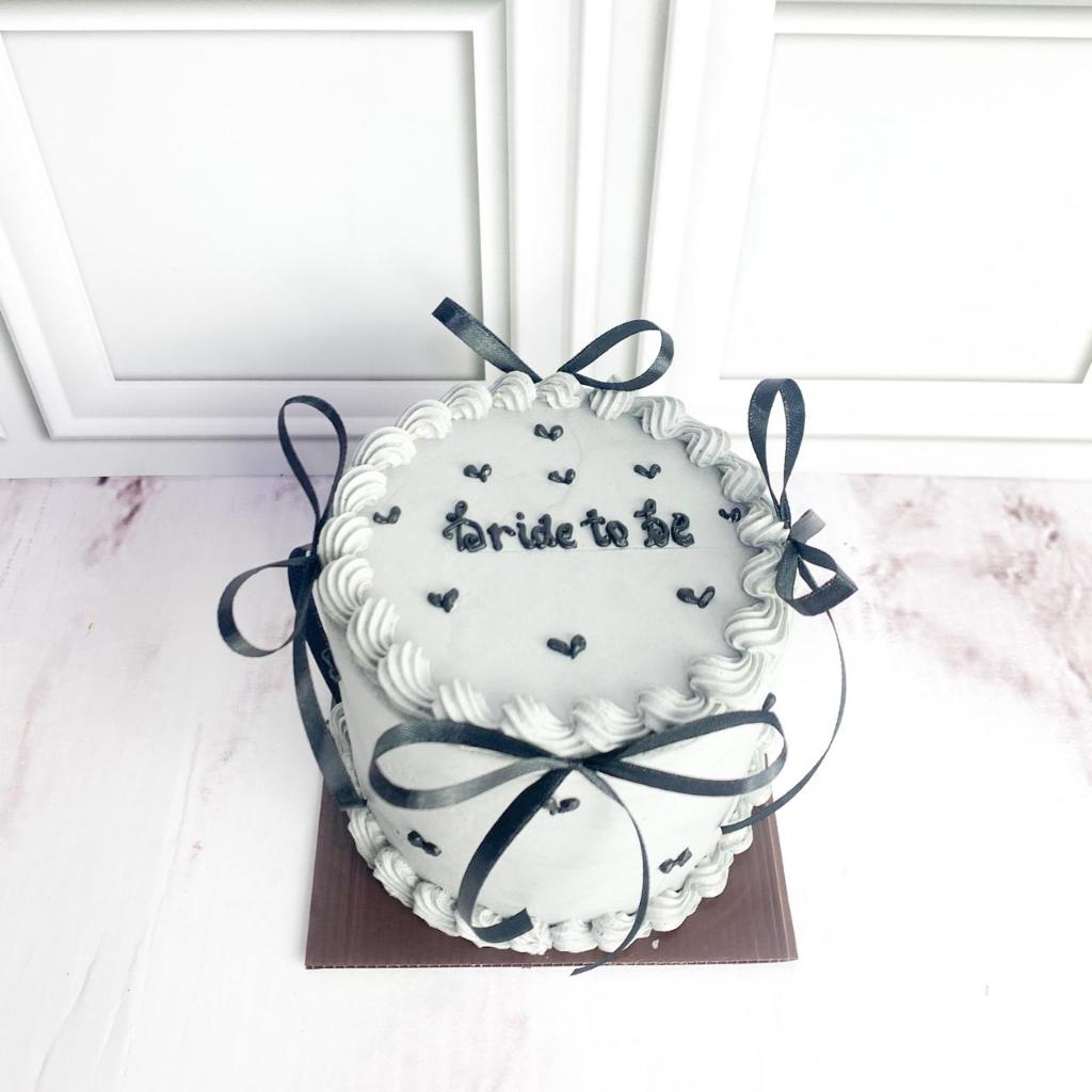 

Kue ulang Tahun/birthday cake/kue ultah tema ribbon cake/kue bride to be Grey/Kue Birthday jakarta