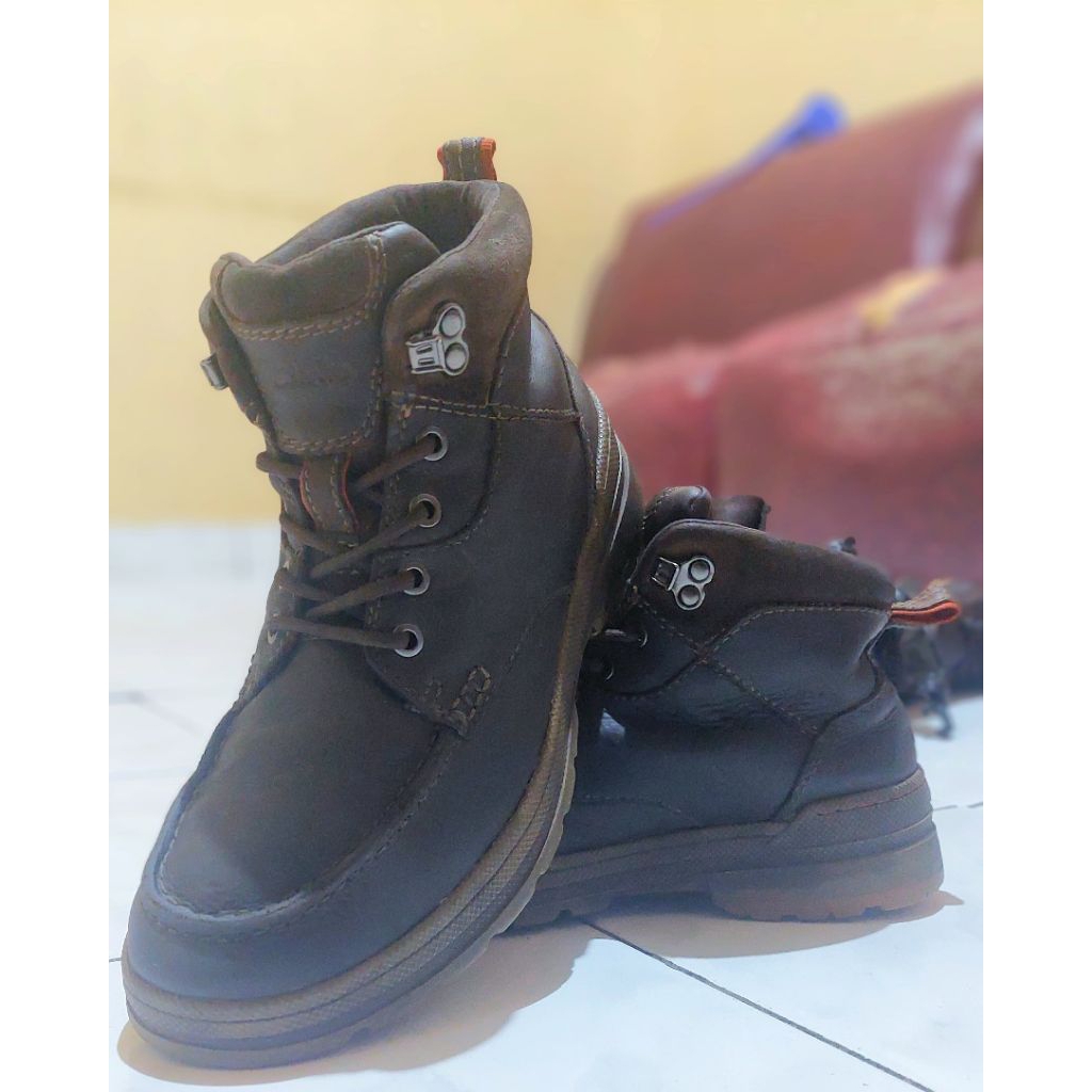 SEPATU CLARKS Boot MOCTOE High (Made VIETNAM)