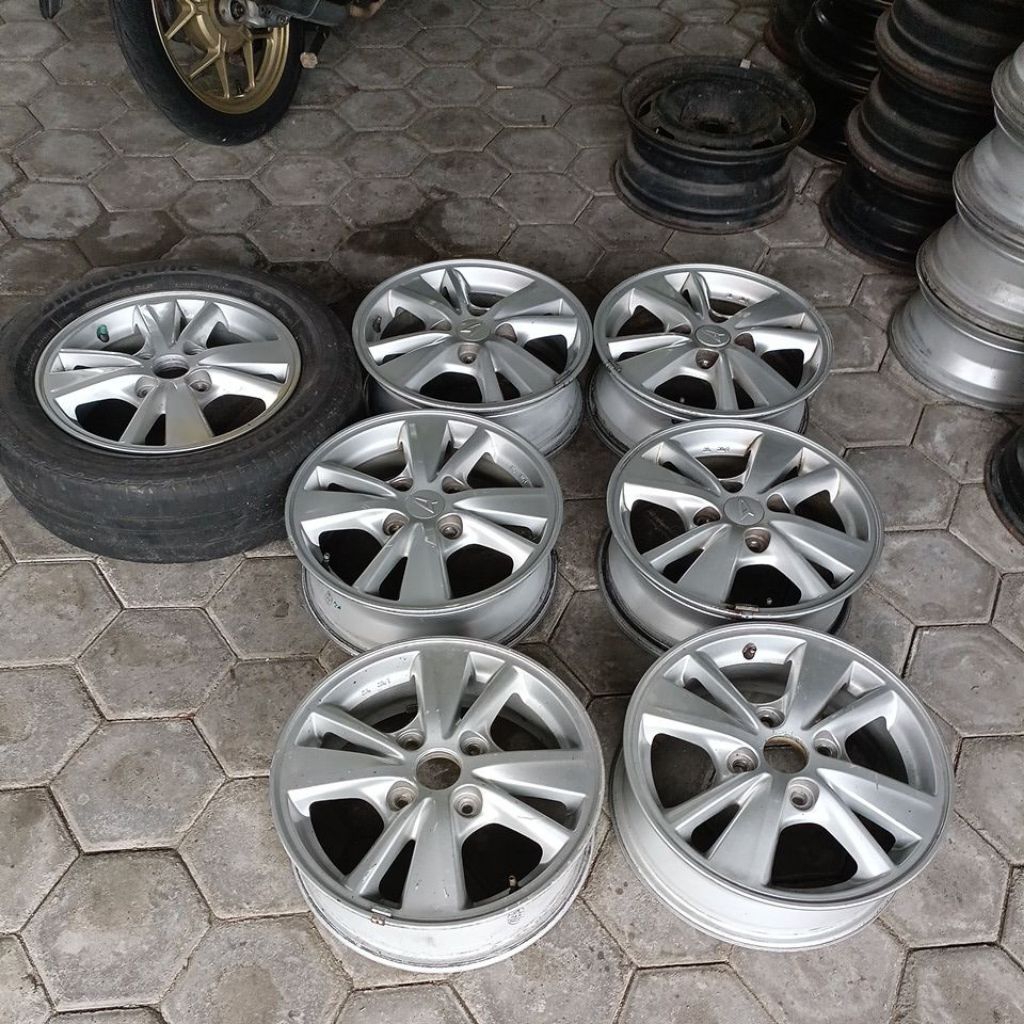 velg original oem Toyota Avanza Veloz r15 2016