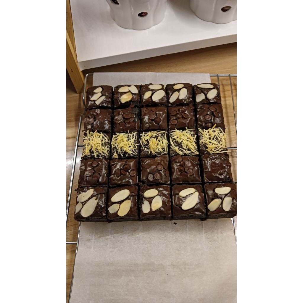 

brownies panggang ukuran 20x20 dengan ketebalan 3,5cm -4cm